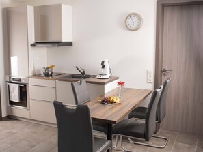 Fridge, oven, stovetop, coffee/tea maker