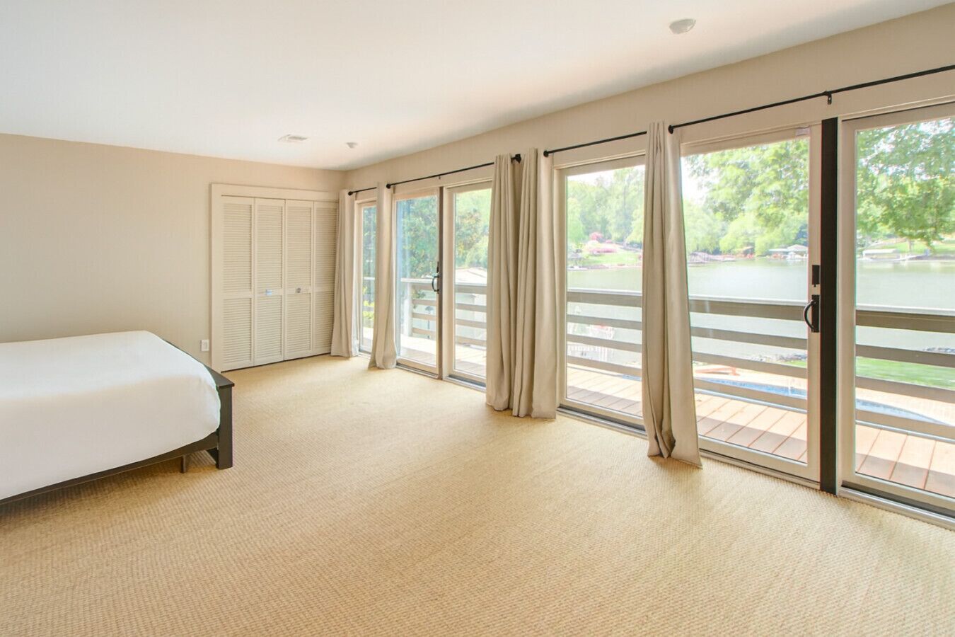 4 camere, una scrivania, ferro/asse da stiro, culla da viaggio