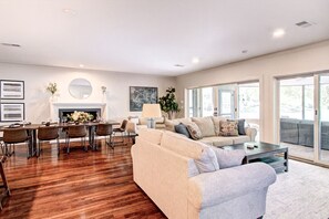 Smart TV, books - Modern 4BR Lakefront Home w/Pool, Patio & Pets OK (Charlotte)