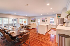 Interior - Modern 4BR Lakefront Home w/Pool, Patio & Pets OK (Charlotte)