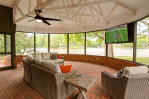 Interior - Modern 4BR Lakefront Home w/Pool, Patio & Pets OK (Charlotte)