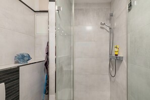 Douche, sèche-cheveux
