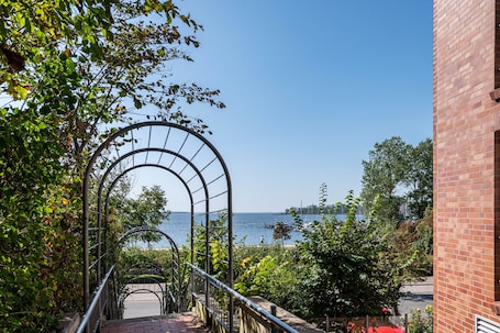 Property grounds. Apartment 'Ferienwohnung Am Salzhaff B6' with Sea View, Balcony and Wi-Fi