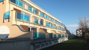 A multi-story hotel with balconies, a satellite dish, and a clear sky. - Apartment 'Ferienwohnung Stella Fiante' with Sea View, Balcony and Wi-Fi (Breege-Juliusruh)