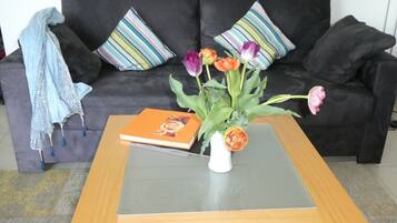 Een televisie en een stereo