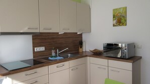 A kitchen with a built-in oven, a sink, and a toaster. - Apartment 'Ferienwohnung Stella Fiante' with Sea View, Balcony and Wi-Fi (Breege-Juliusruh)