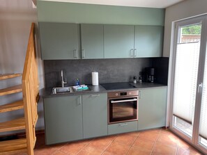 Kjøleskap, ovn, kokeplater og oppvaskmaskin