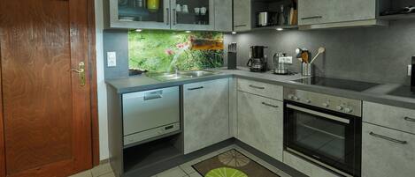Réfrigérateur, four à micro-ondes, un four, surface de cuisson