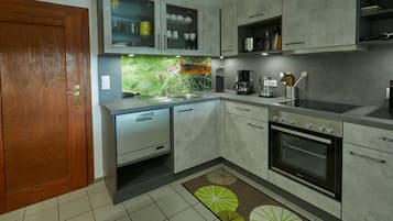 Een koelkast, een magnetron, een oven, een kookplaat