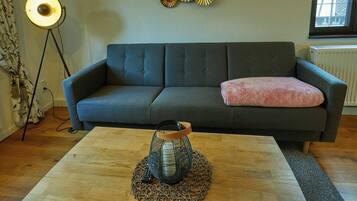 Televisio, takka, pöytätennispöytä, stereot