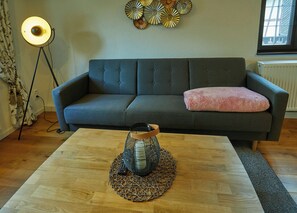 Televisio, takka, pöytätennispöytä, stereot