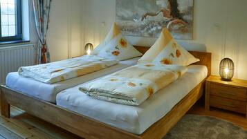 3 slaapkamers, een strijkplank/strijkijzer, gratis wifi, beddengoed