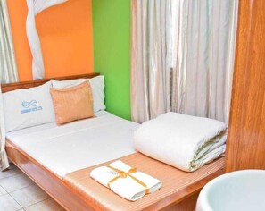 Deluxe kamer, balkon, uitzicht op binnenplaats | Een bureau, een laptopwerkplek, gratis wifi