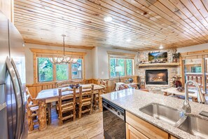 Fridge, microwave, oven, stovetop - Park City Luxury Ski Homes — Limited-Time Spring Ski Deals (Park City)