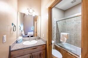 Regadera, tina de hidromasaje, secadora de cabello, toallas 