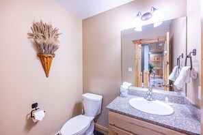 Regadera, tina de hidromasaje, secadora de cabello, toallas 