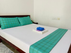 Pillow-top beds, desk, soundproofing, free WiFi - Black Panther Yala (Thissamaharama)
