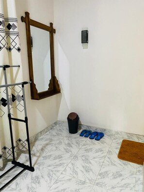 Colchones con pillow-top, escritorio y sistema de insonorización 