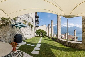 Outdoor dining - Villa Claraluna B: A bright and sunny apartment located right on the Garda Lake, with Free WI-FI. (Limone sul Garda)