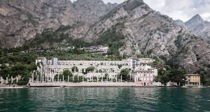 Villa Claraluna B: A bright and sunny apartment located right on the Garda Lake, with Free WI-FI.