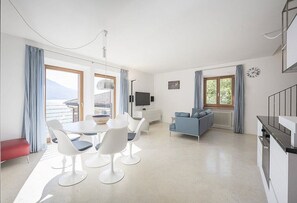 Interior - Villa Claraluna B: A bright and sunny apartment located right on the Garda Lake, with Free WI-FI. (Limone sul Garda)