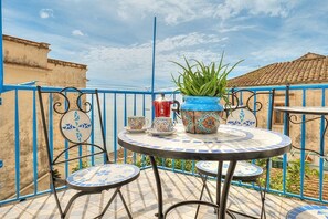 Outdoor dining - Casa Raia: A characteristic two-story independent house located in the heart of a little village facing the sea, with Free WI-FI. (Vietri sul Mare)