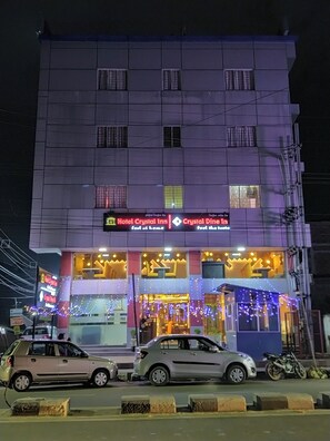 Fachada da propriedade à noite