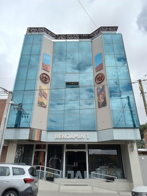 Vista frontal de la propiedad