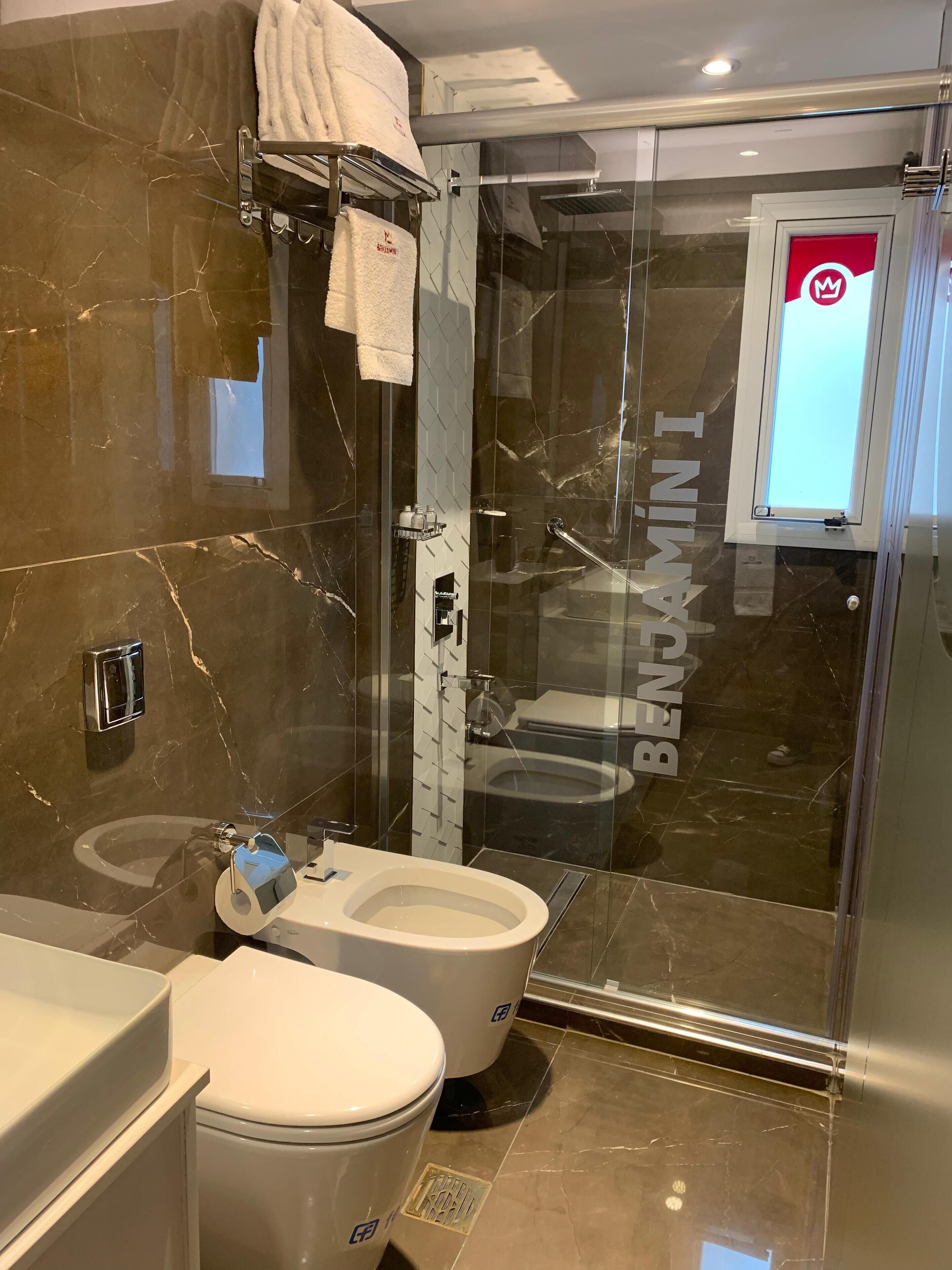 Suite | Bathroom | Shower, rainfall showerhead, free toiletries, hair dryer
