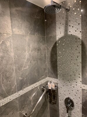 Standard-Doppelzimmer, 1 King-Bett | Badezimmer | Dusche, Regendusche, kostenlose Toilettenartikel, Haartrockner