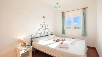 1 bedroom, bed sheets
