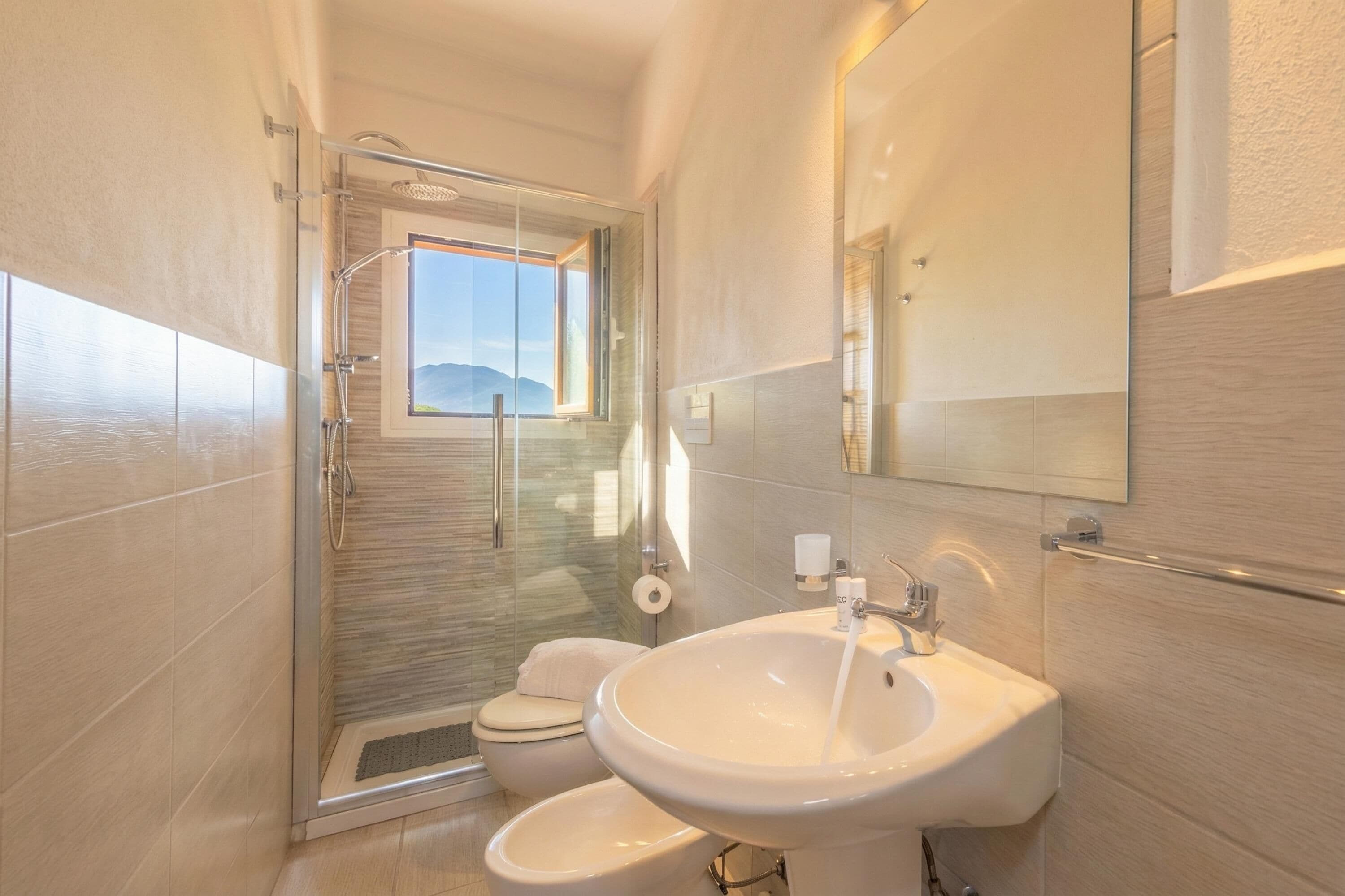 Apartamento família, vários quartos (Monte Majore House 70B) | Banheiro | Chuveiro, bidê, toalhas de banho, sabonete