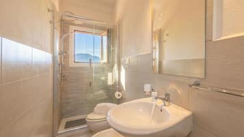 Apartamento família, vários quartos (Monte Majore House 70B) | Banheiro | Chuveiro, bidê, toalhas de banho, sabonete