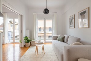 Smart TV - Sunny 2BR Apartment in Nea Smyrni (Nea Smirni)