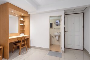 Un bany modern amb un penjador de fusta, un lavabo i un mirall.