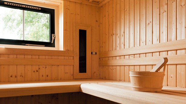 Puisesta laudelavasta ja ikkunasta koostuva sauna.