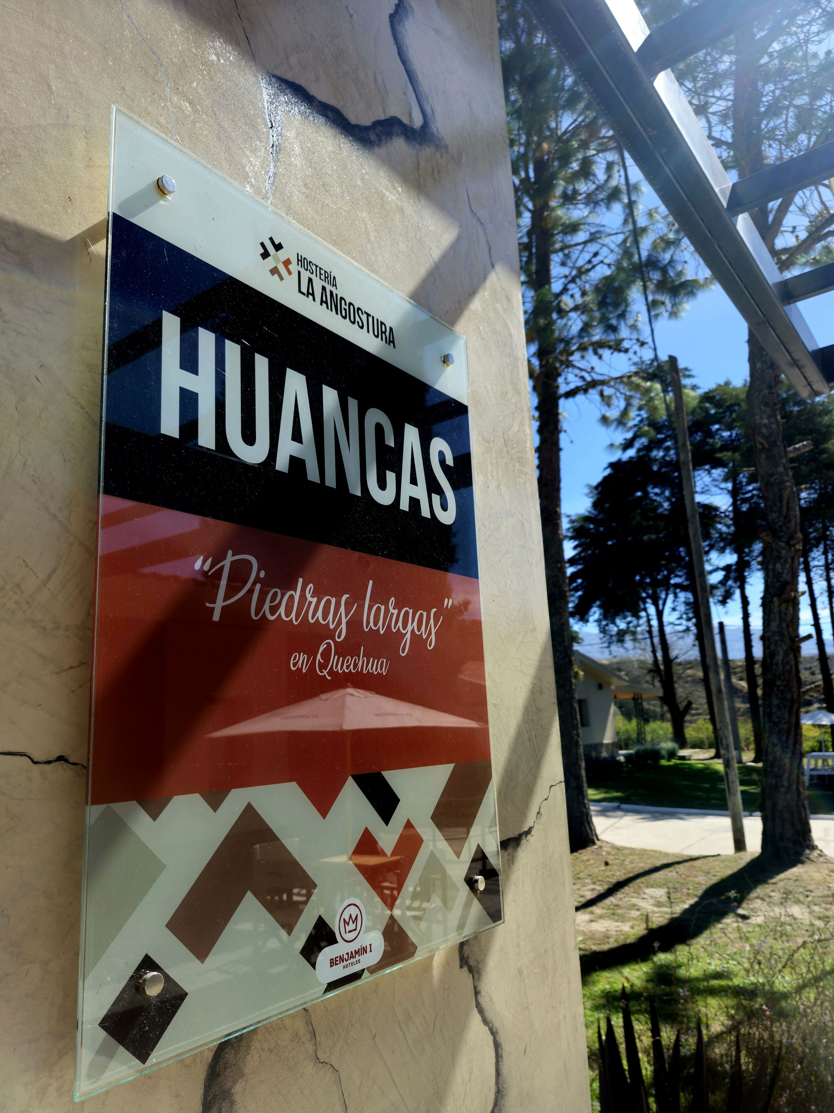 «HUANCAS»-nimikyltti, jossa on «BENJAMIN I HOTELS» -hotelliketjun logo.