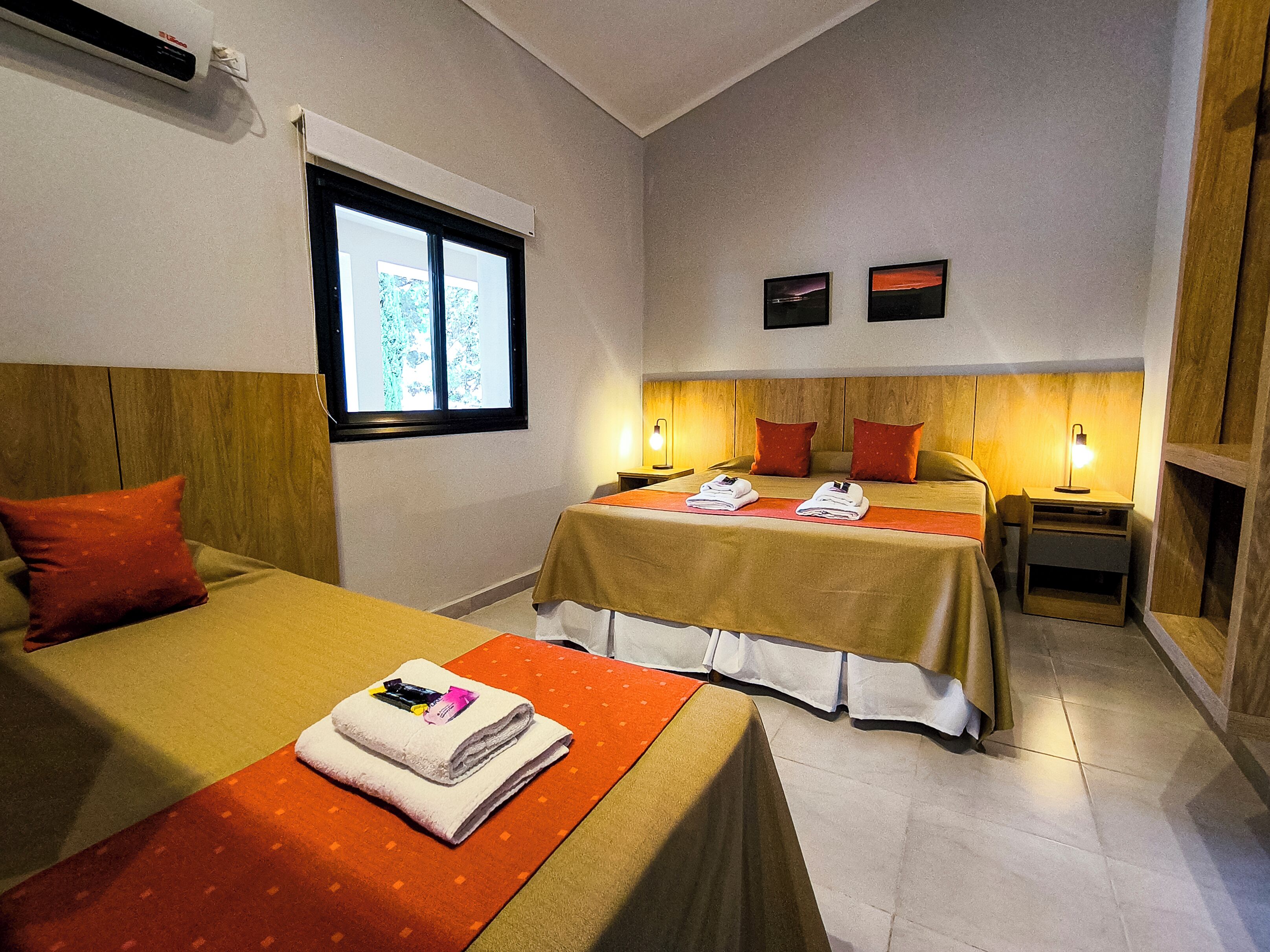 Quarto triplo standard, várias camas | Roupas de cama premium, edredons de pluma, camas com colchões pillow-top