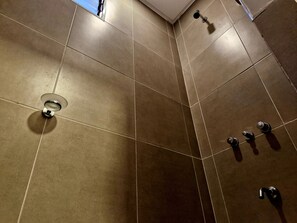 Shower, rainfall showerhead, free toiletries, hair dryer - Hosteria La Angostura (El Mollar)