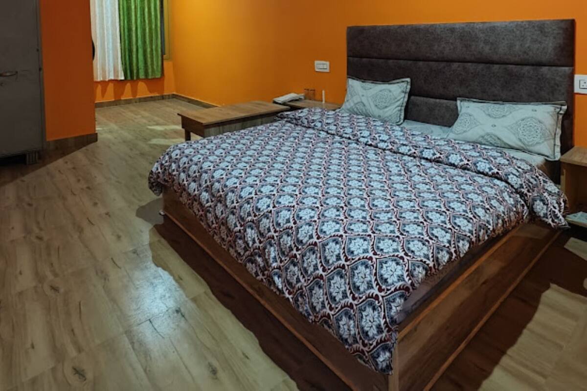 Classic Double Room | Hypo-allergenic bedding available, soundproofing, WiFi (free)