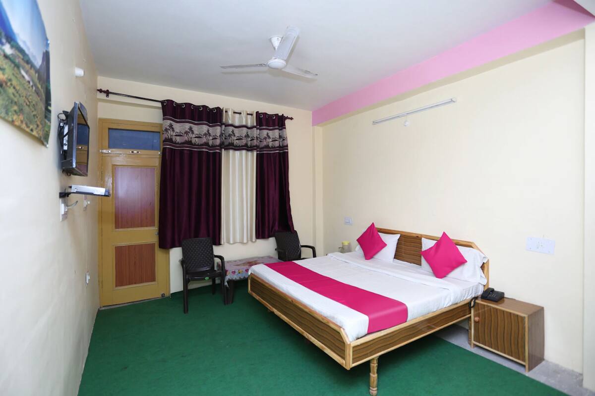 Economy Double Room | Hypo-allergenic bedding available, soundproofing, WiFi (free)