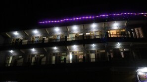 Fachada de la propiedad por la tarde o noche
