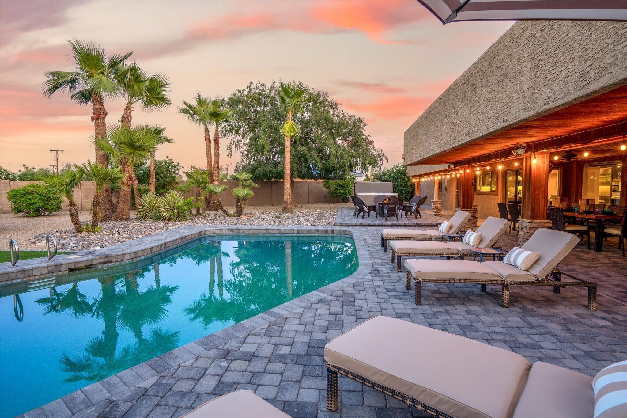 Pickleball, Pool, Hot Tub, Putt Putt ~ Sleeps 18