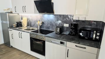 Frigorífic, microones, forn i placa de cuina