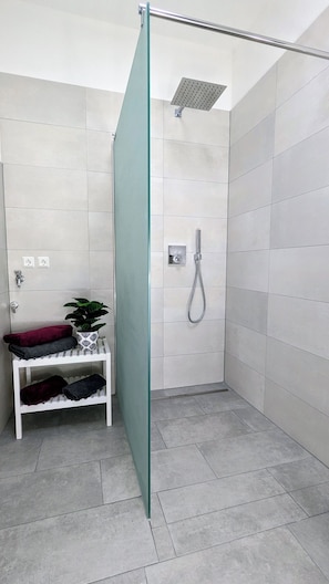 Shower, hair dryer, towels, soap - Neuerbaute Ferienwohnung "friedensstein" Befindet Sich Direkt am Schloßpark (Gotha)