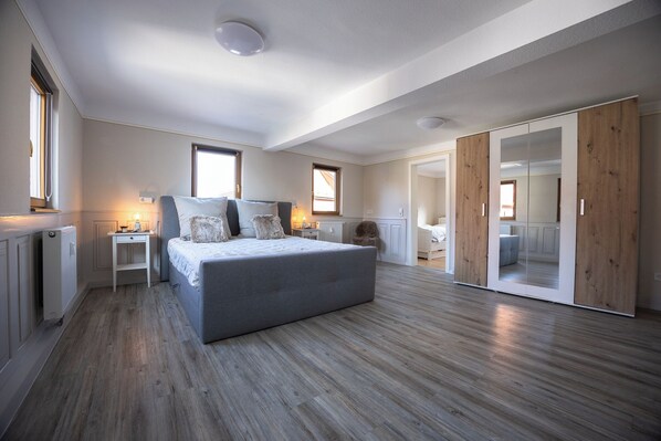 5 soverom, skrivebord, strykejern/-brett og reiseseng for barn