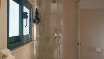 Doccia, asciugacapelli, bidet, asciugamani