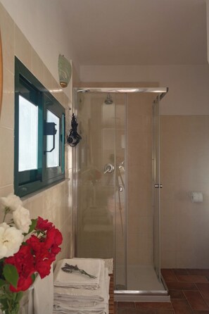 Douche, sèche-cheveux, bidet, serviettes fournies