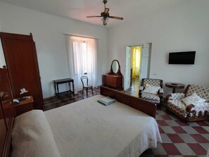 2 chambres, fer et planche à repasser, Wi-Fi gratuit, draps fournis