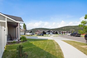 Property grounds - Modern Montana Getaway - All the comforts of home! (Flathead County)